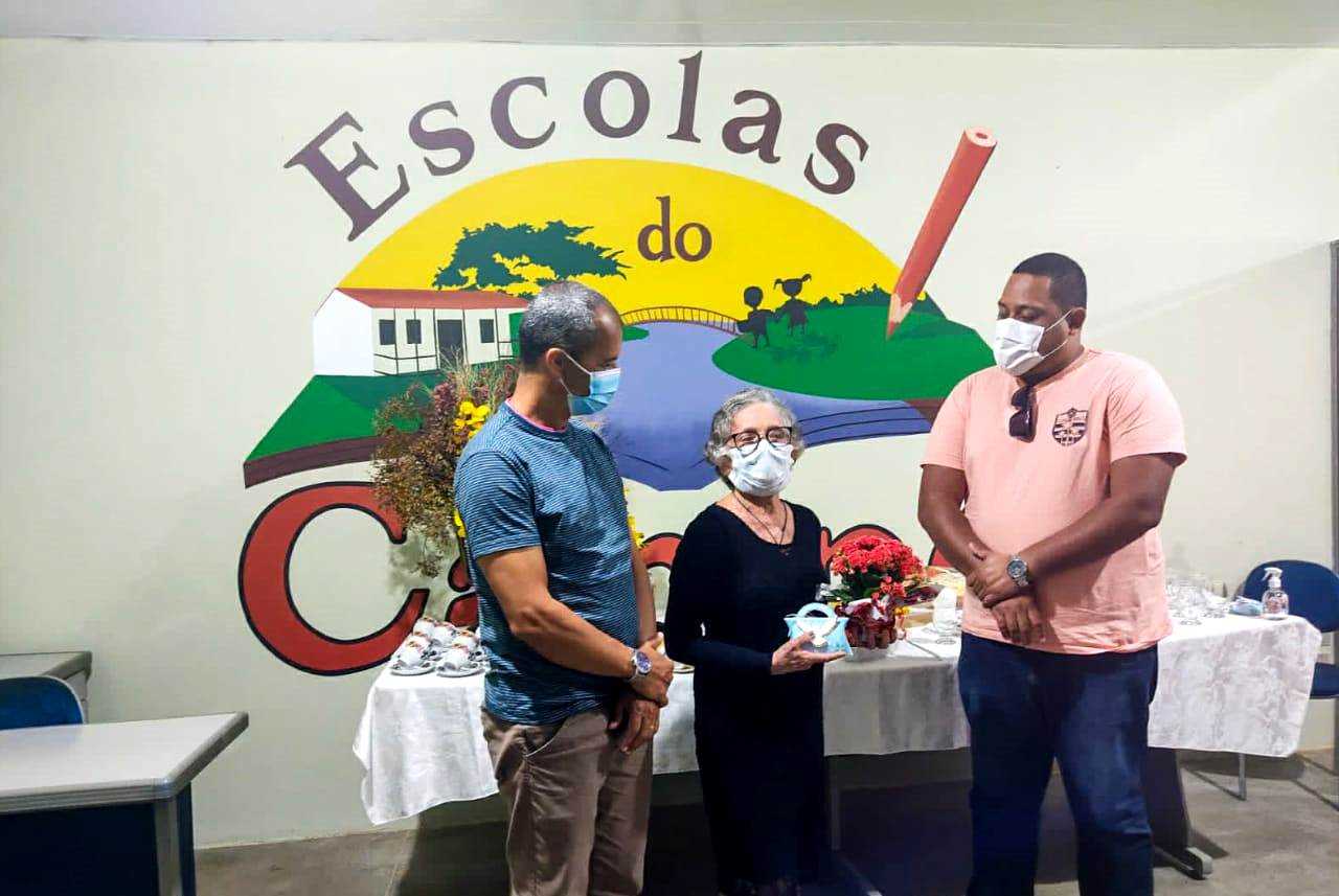Camacã: Professora Célia Moura recebe homenagem da Secretaria de Educação
